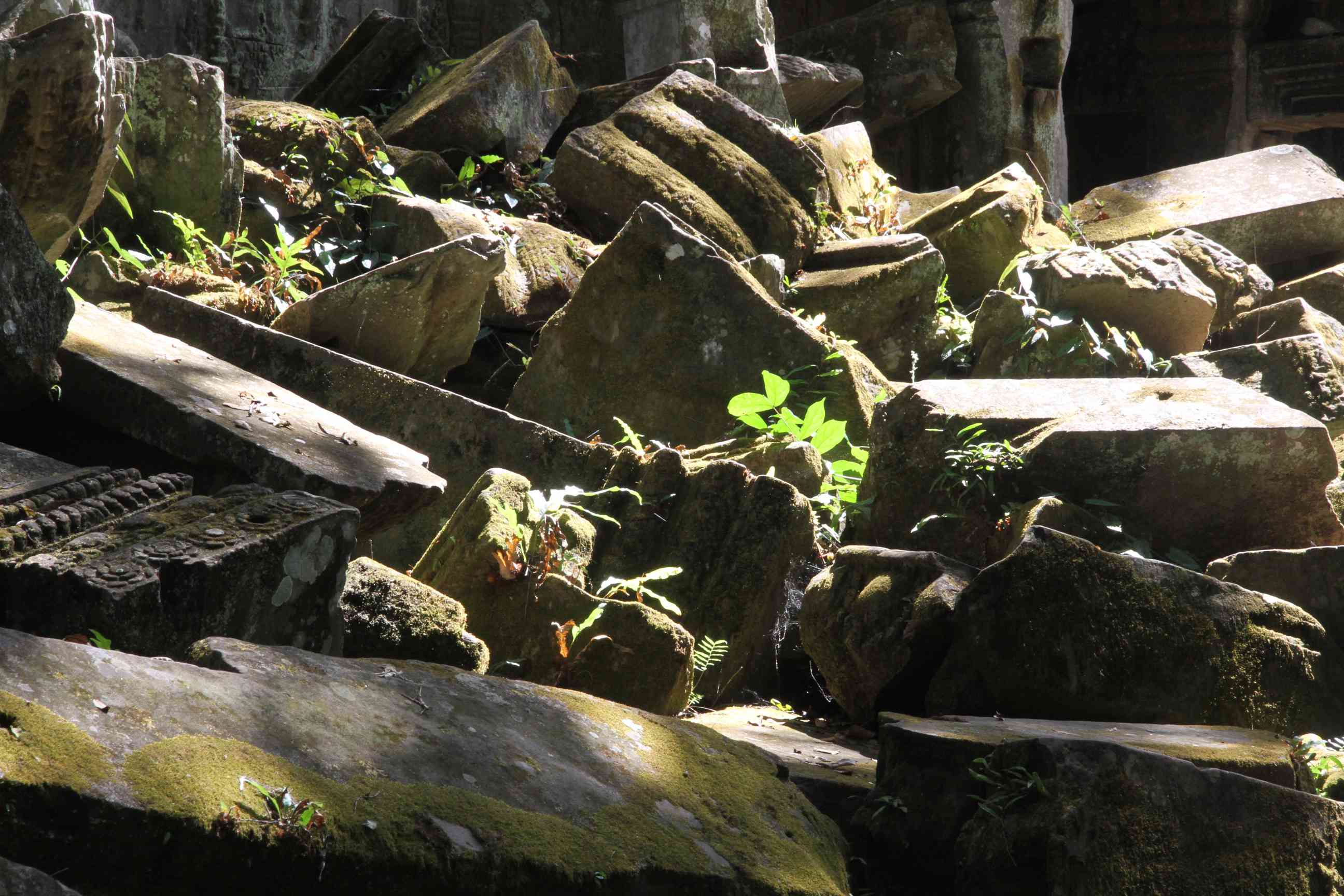 wild verwürfelte zusamgestürzte Mauerteile