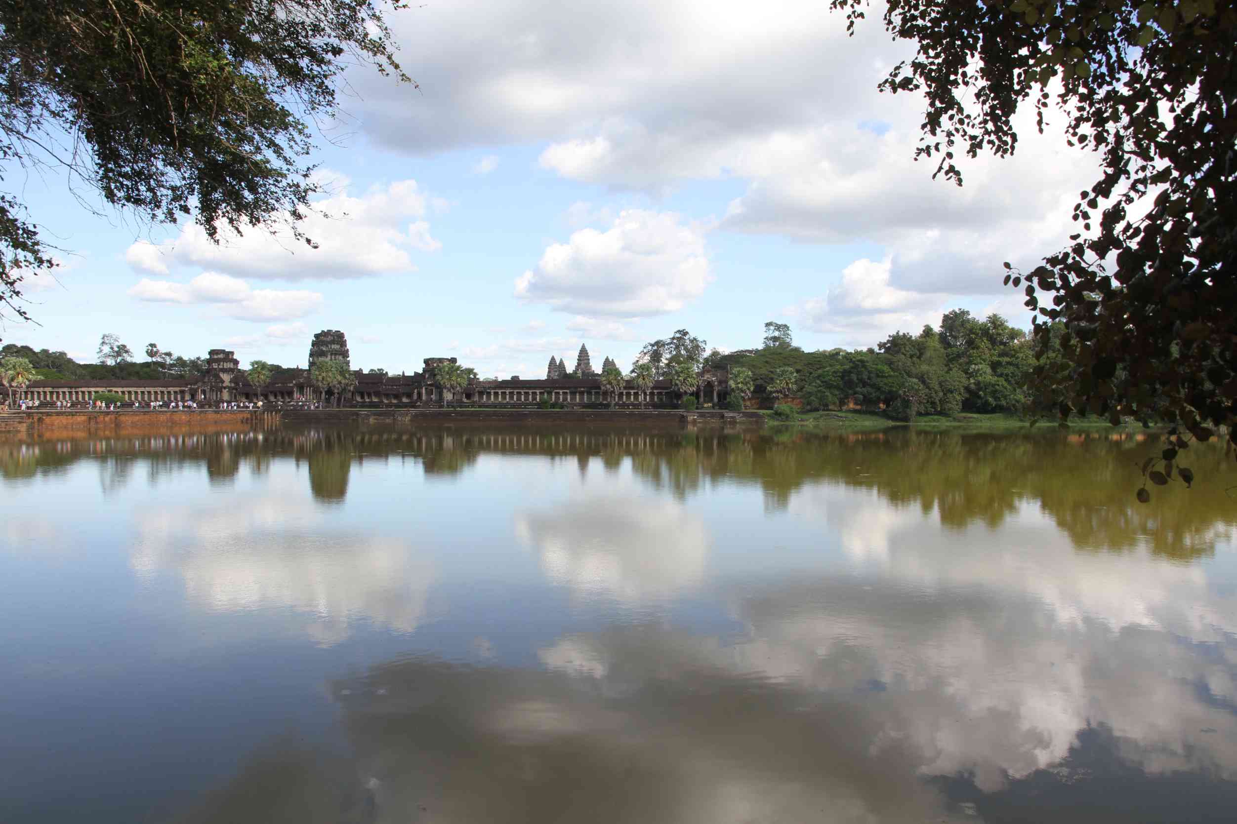 Blick auf Angkor Wat über den Wassergraben