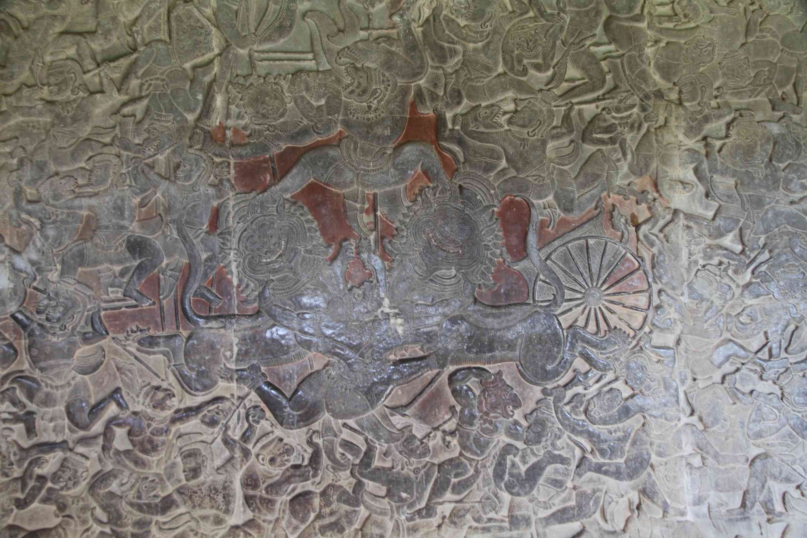 Teil des Flachreliefs auf der Außenmauer des Tempelbezirks teilweise mit original roter Farbe