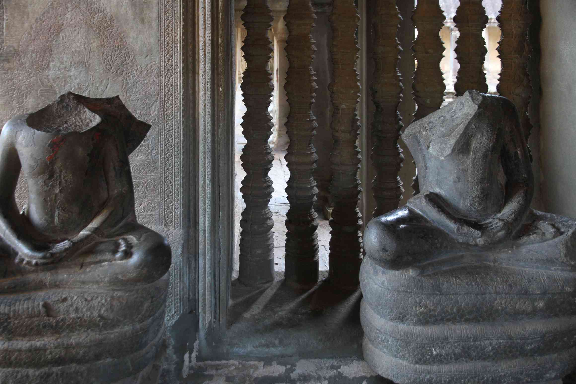 Geköpfte Buddha-Statuen