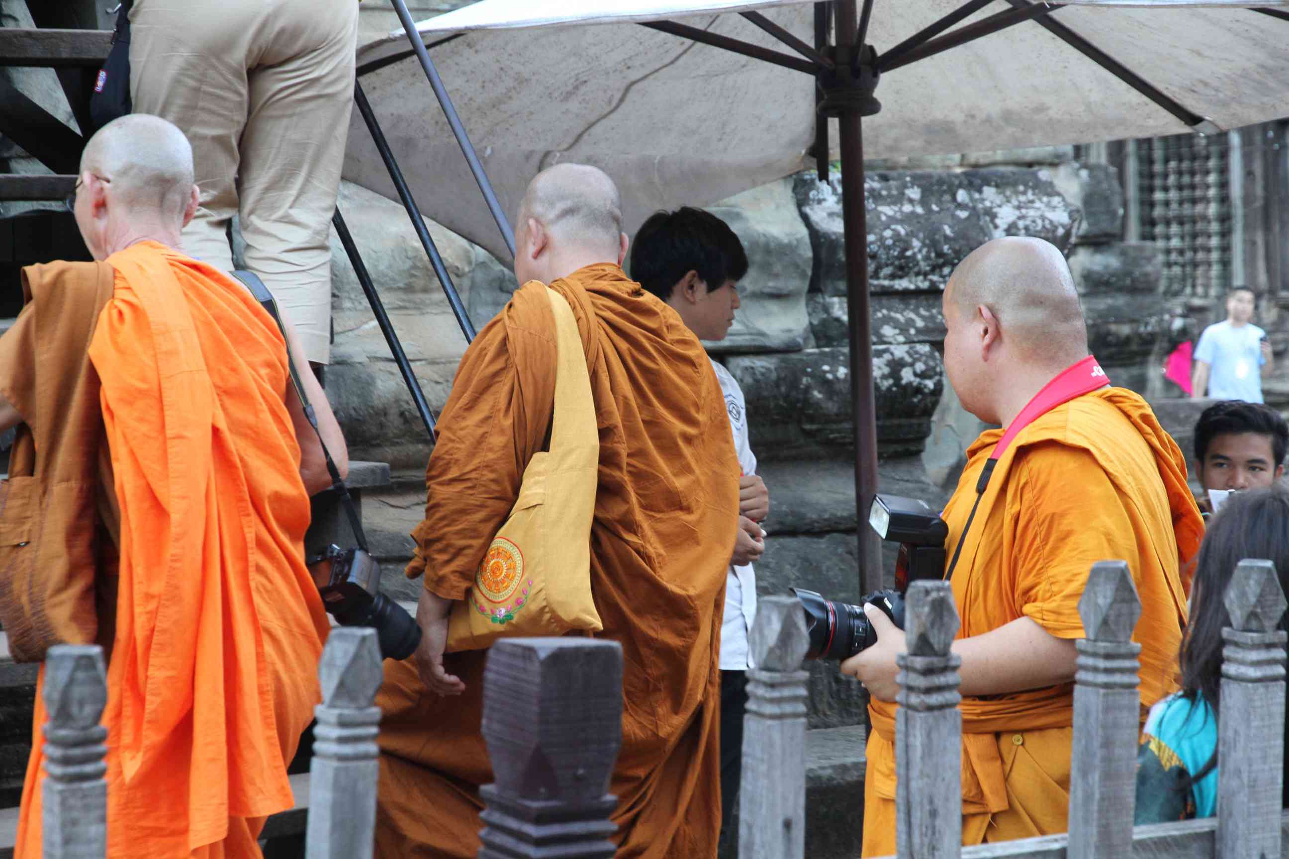 Budhistische Mönche vor dem Aufstieg