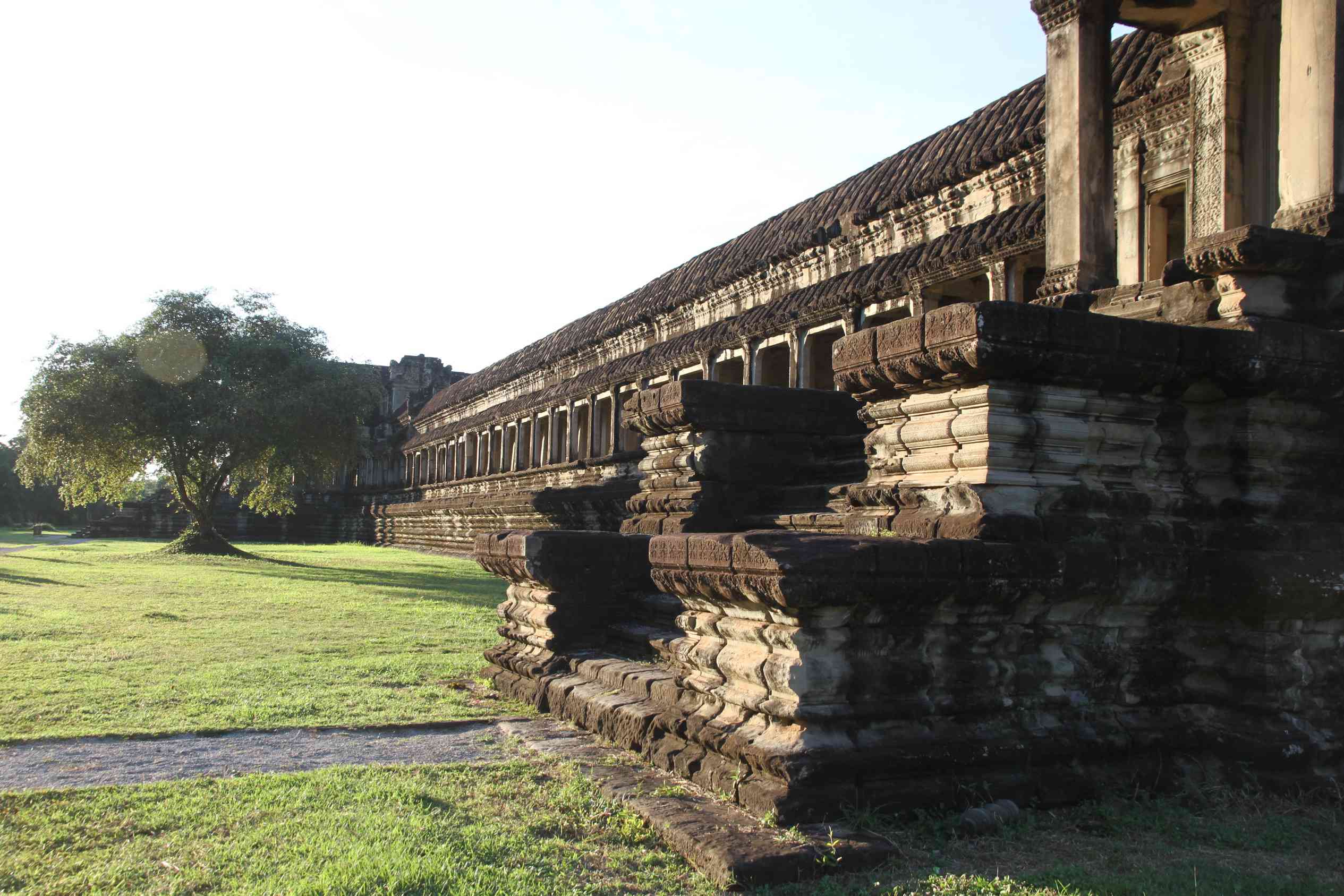 Die lange Außenmauer des Tempelbezirks im Sonnenlicht