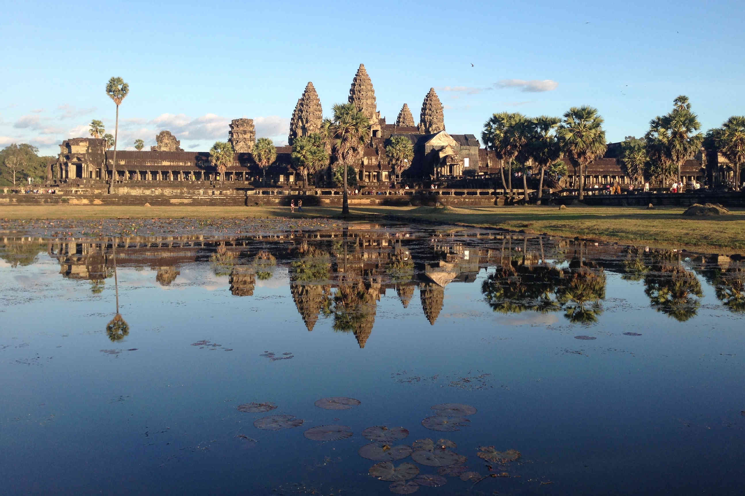 Die Tempelanlage Angkor Wat spiegelt sich im Wasser eines Sees