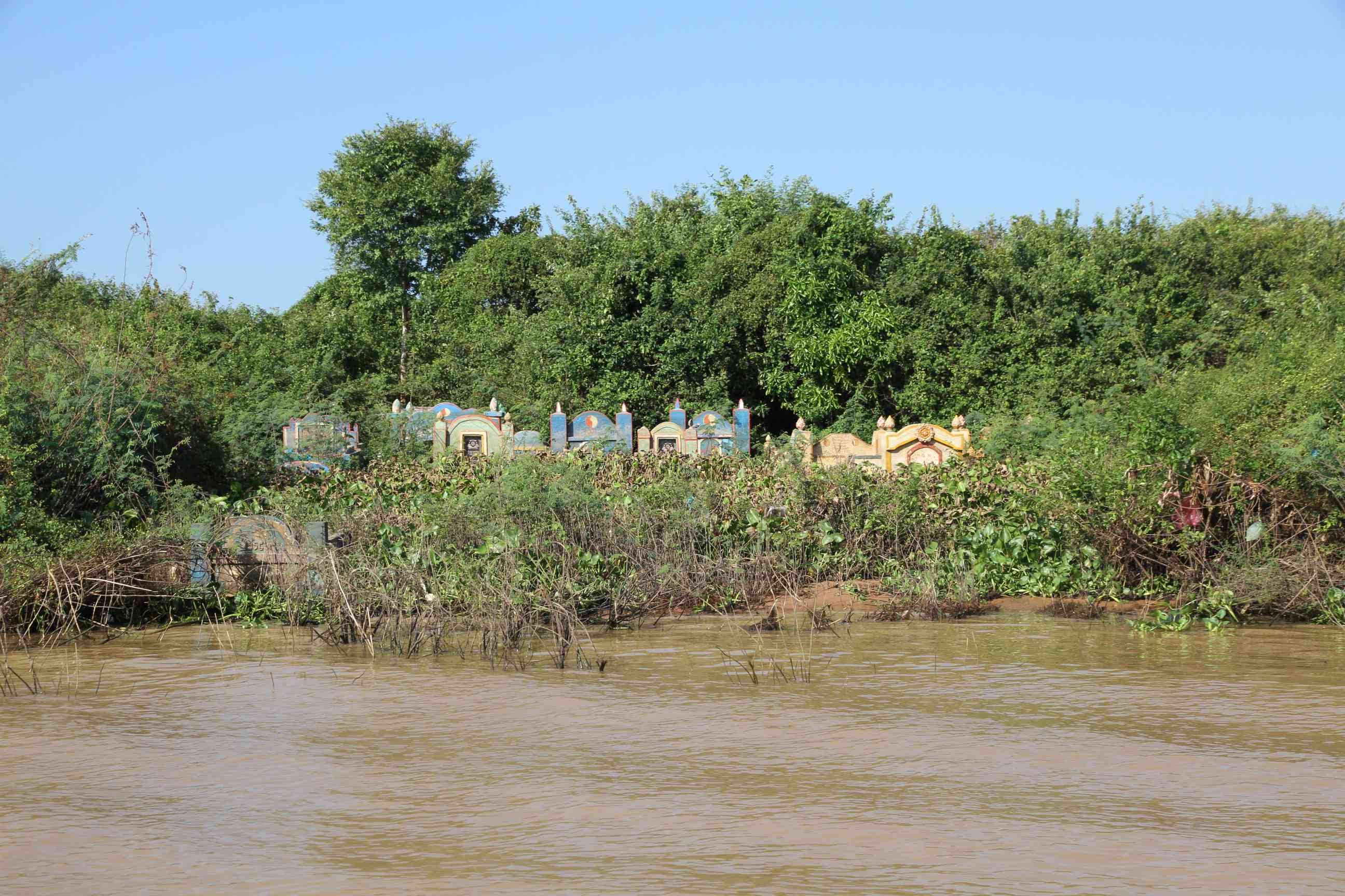 Friedhof auf einem Damm des Tonle Sap Sees