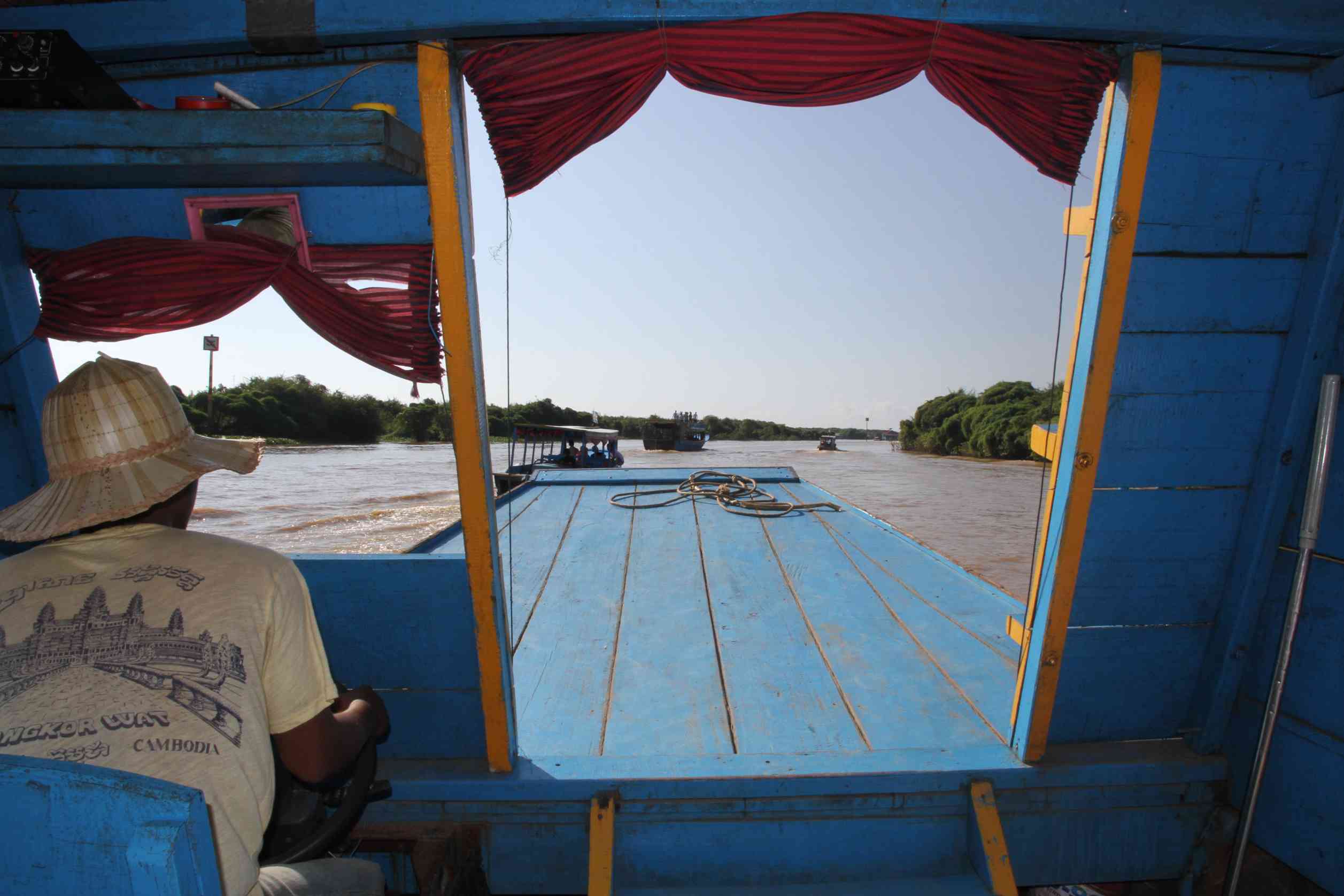 Blick aus dem Touristenboot nach vorne in den Kanal zum Tonle Sap See