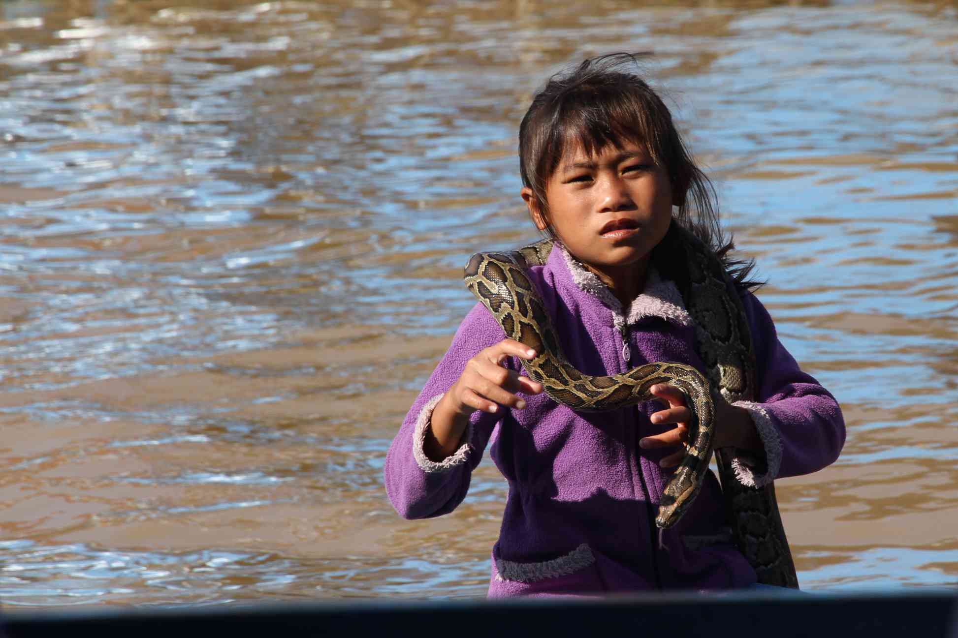 Mädchen mit Würgeschlange beim Touristenboot
