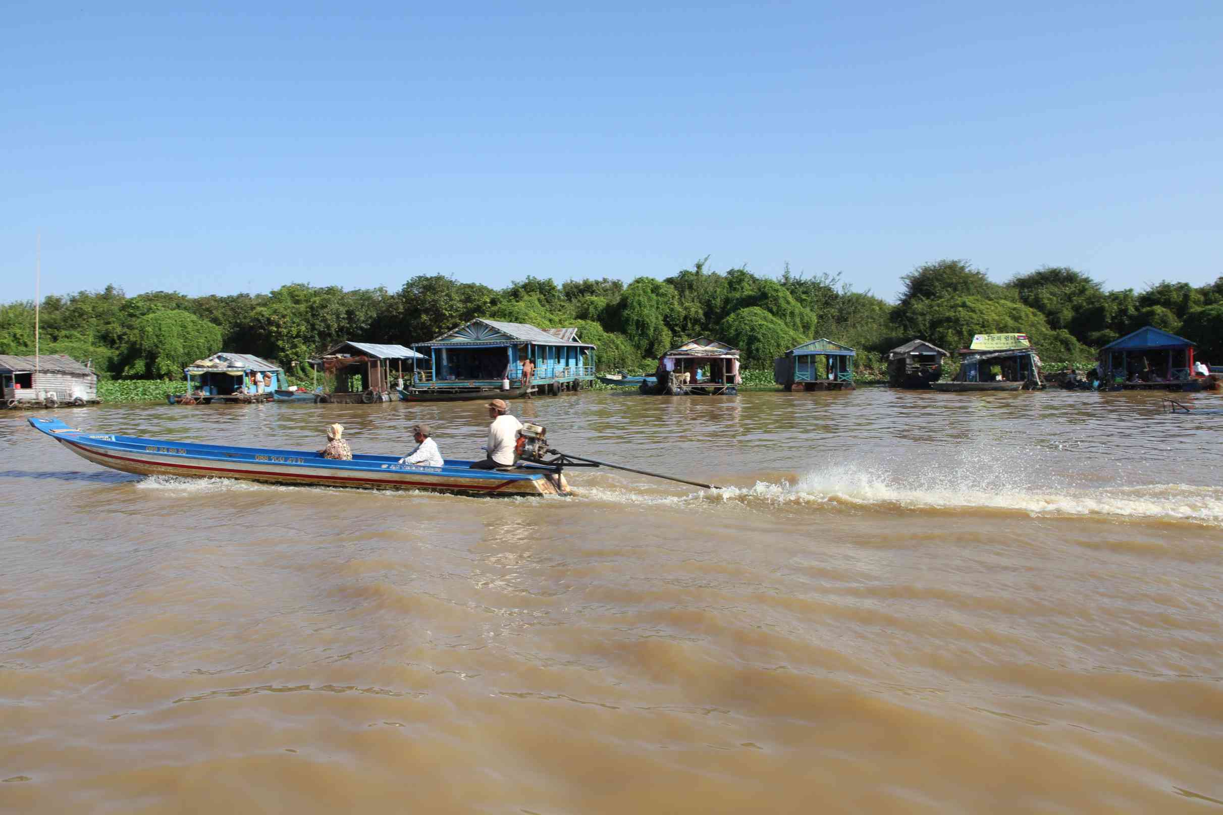 Schwimmende Reihenhäuser am Rande des Tonle Sap Sees