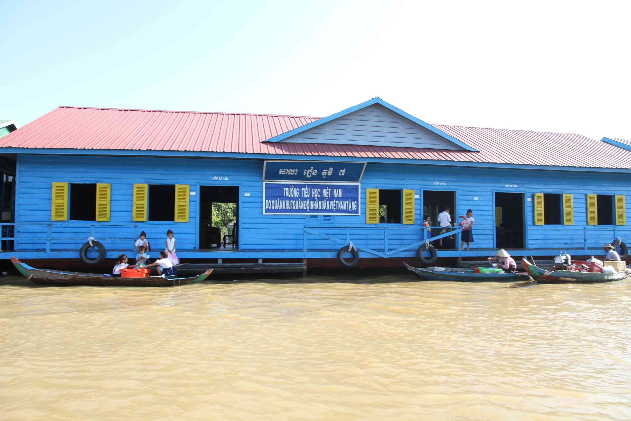 Schwimmende Schule mit Schülerinnen und Schüler