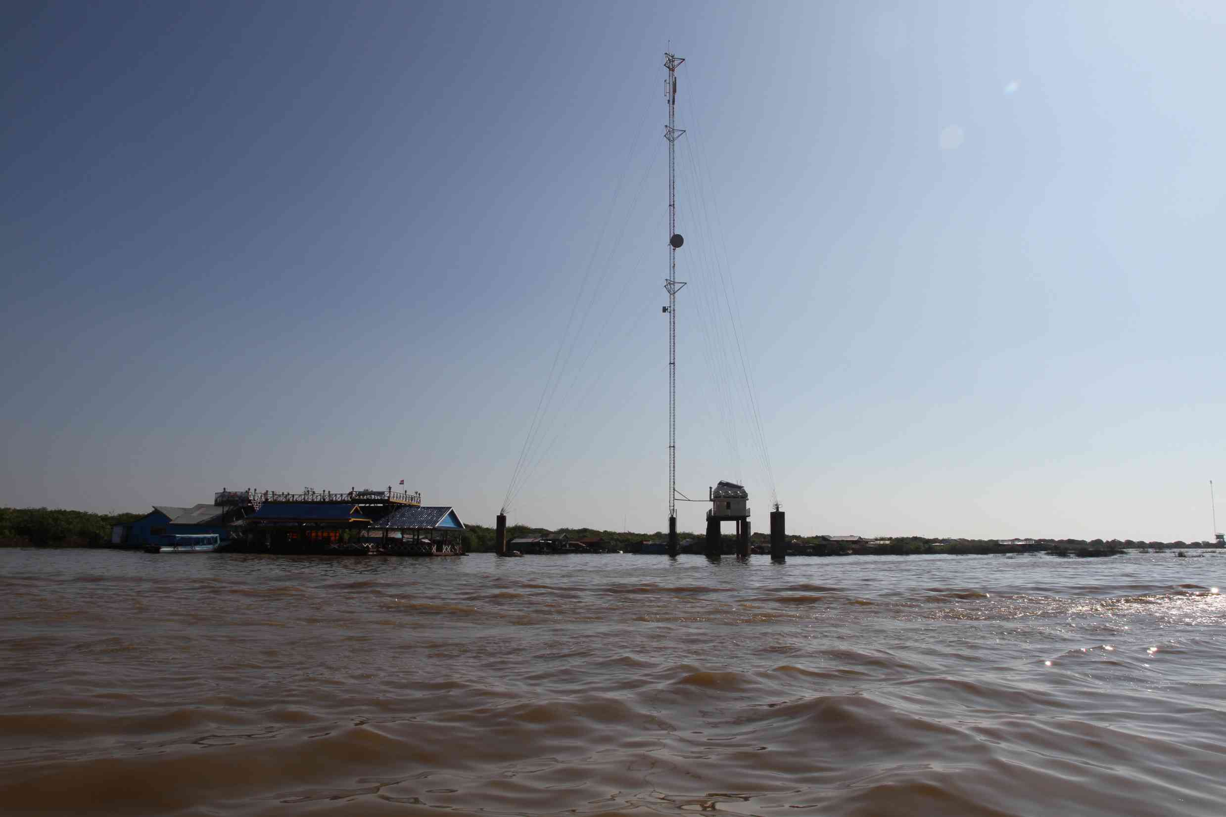 Antenne und Touristenbude am Rande des Tonle Sap Sees
