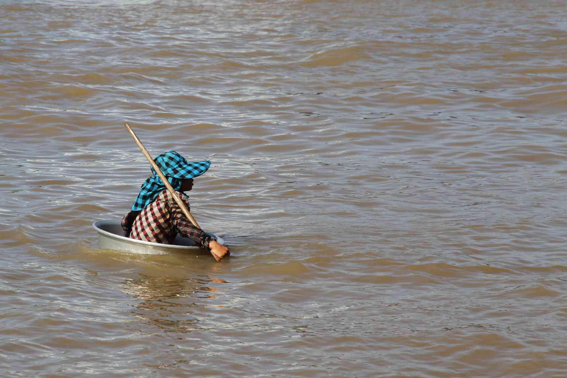 typisches Rundboot auf dem Tonle Sap See