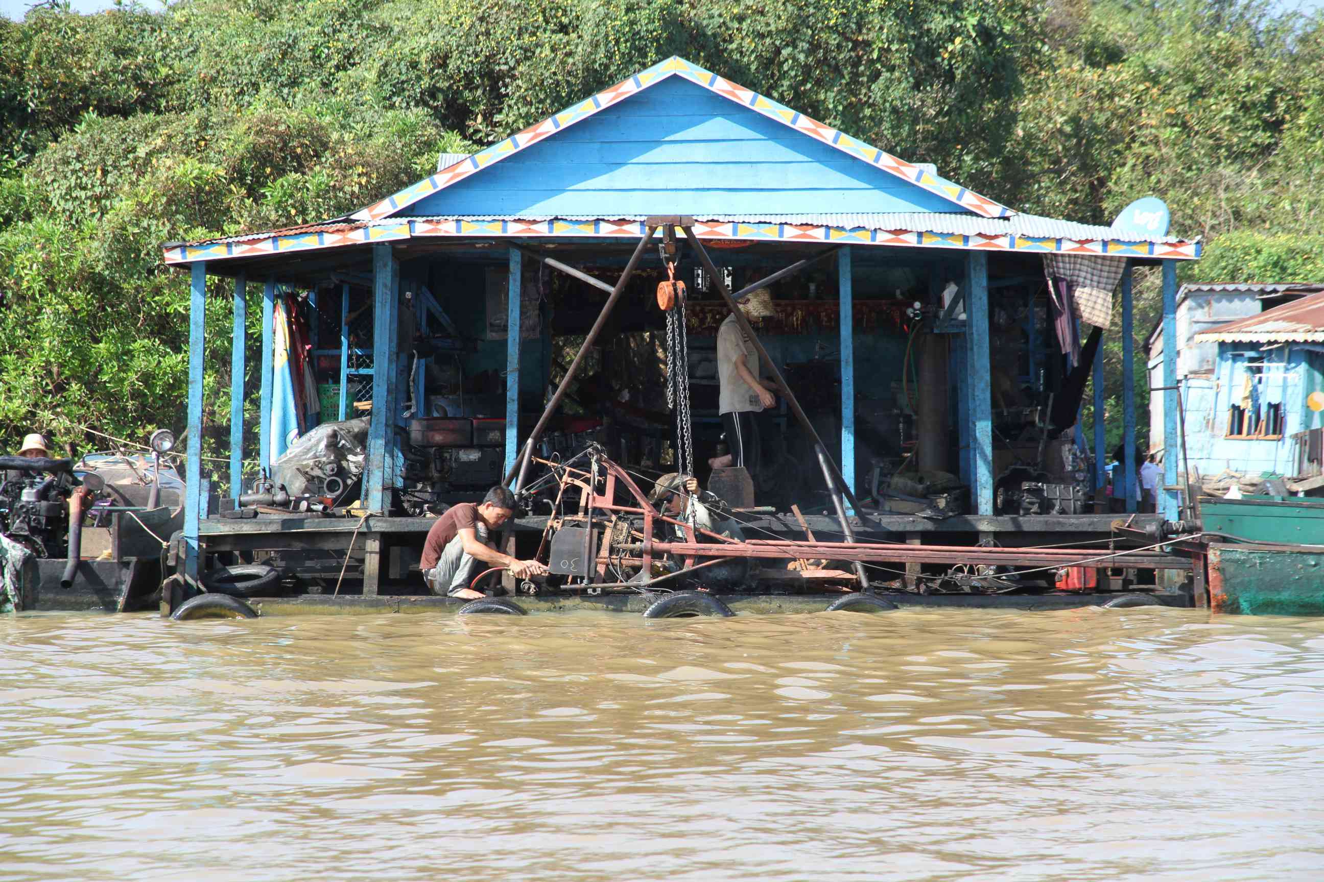 Schwimmende Werkstatt am Rande des Tonle Sap Sees