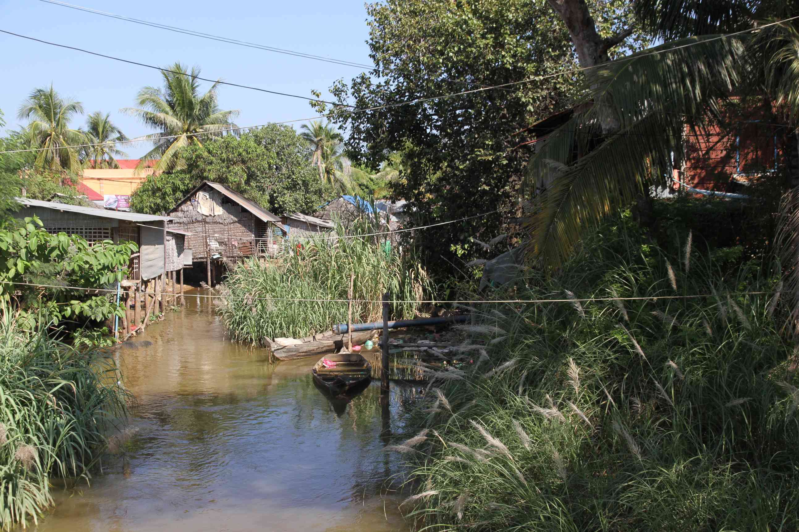 Kanal hinter den Häusern des Ortes Russei Luk