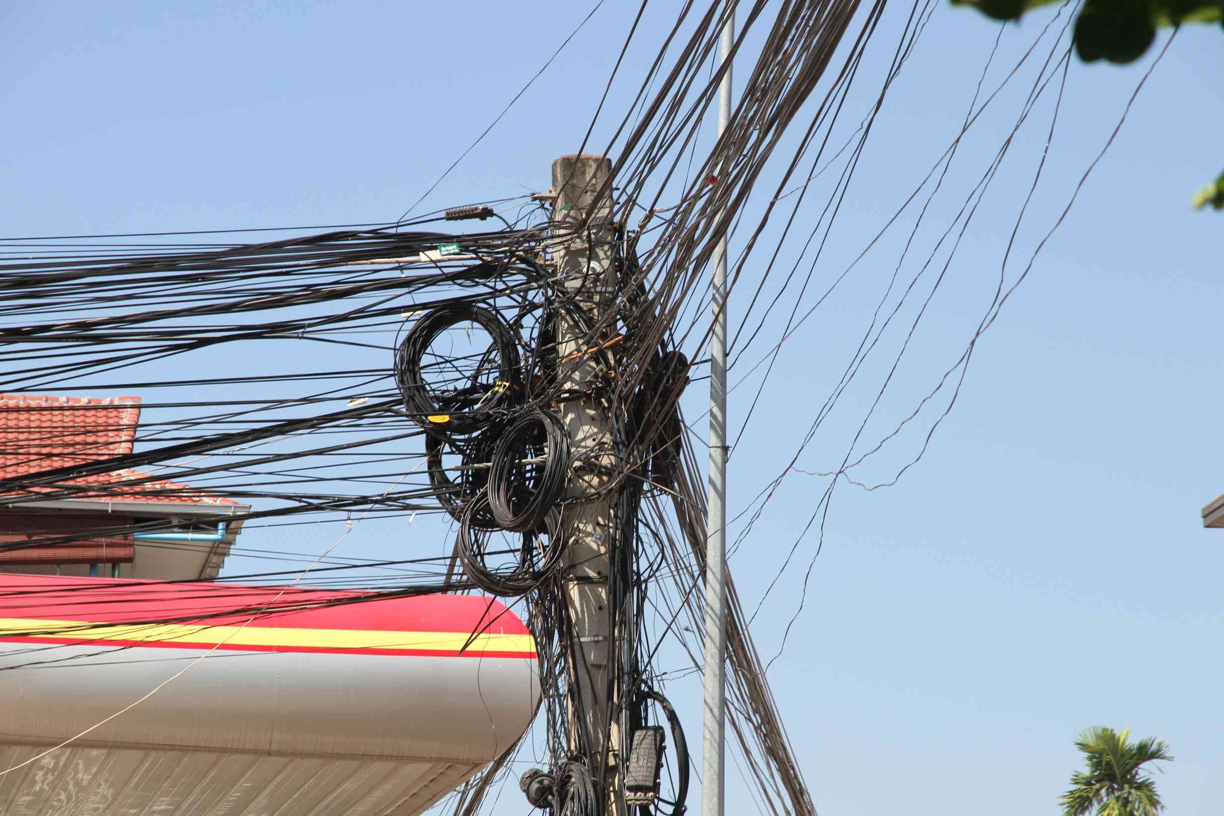 Gewirr elektrischer Kabel auf einem Mast
