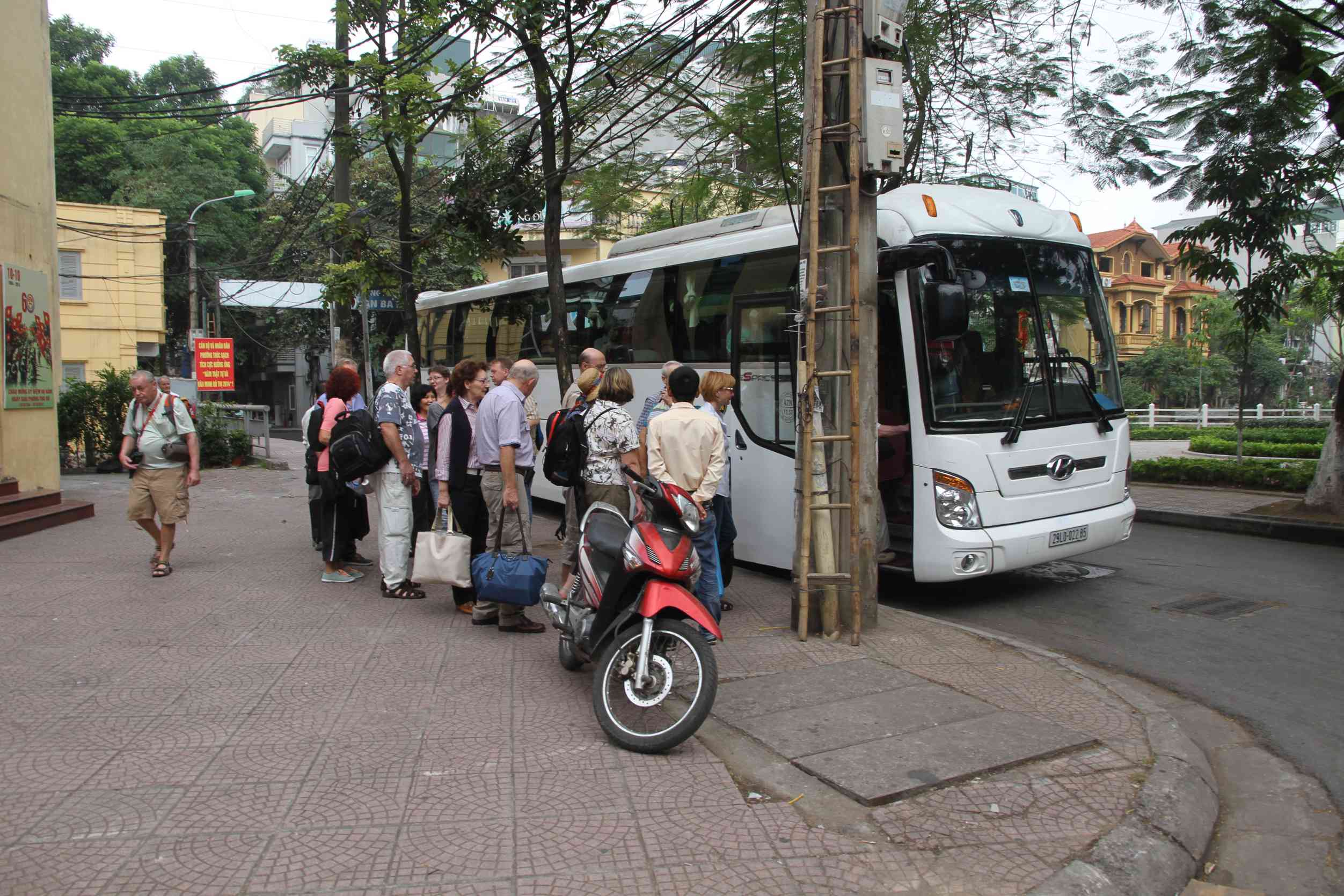 Der Bus bei der Abfahrt zur Halong-Bucht