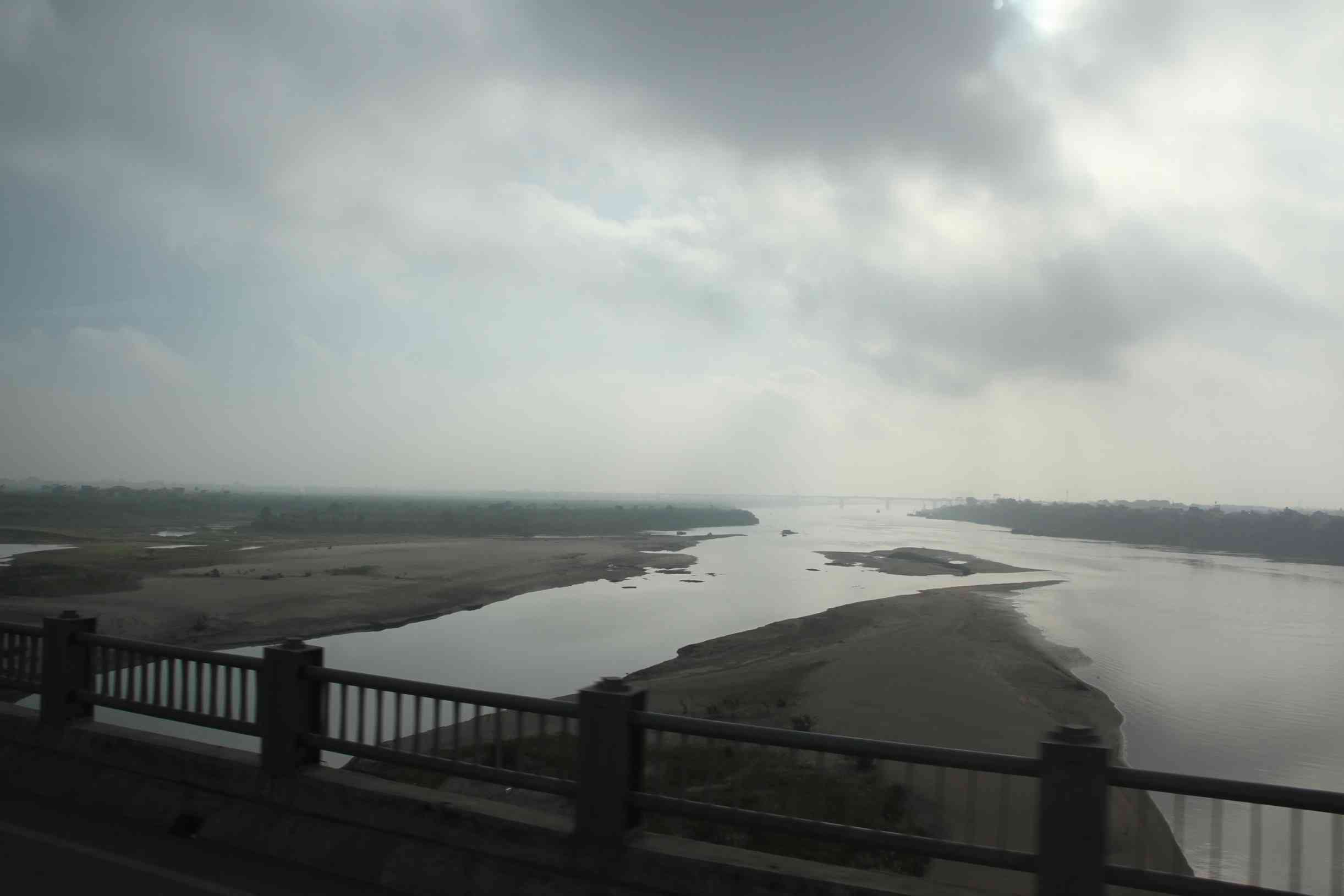 Auf der Brücke des Roten Flusses