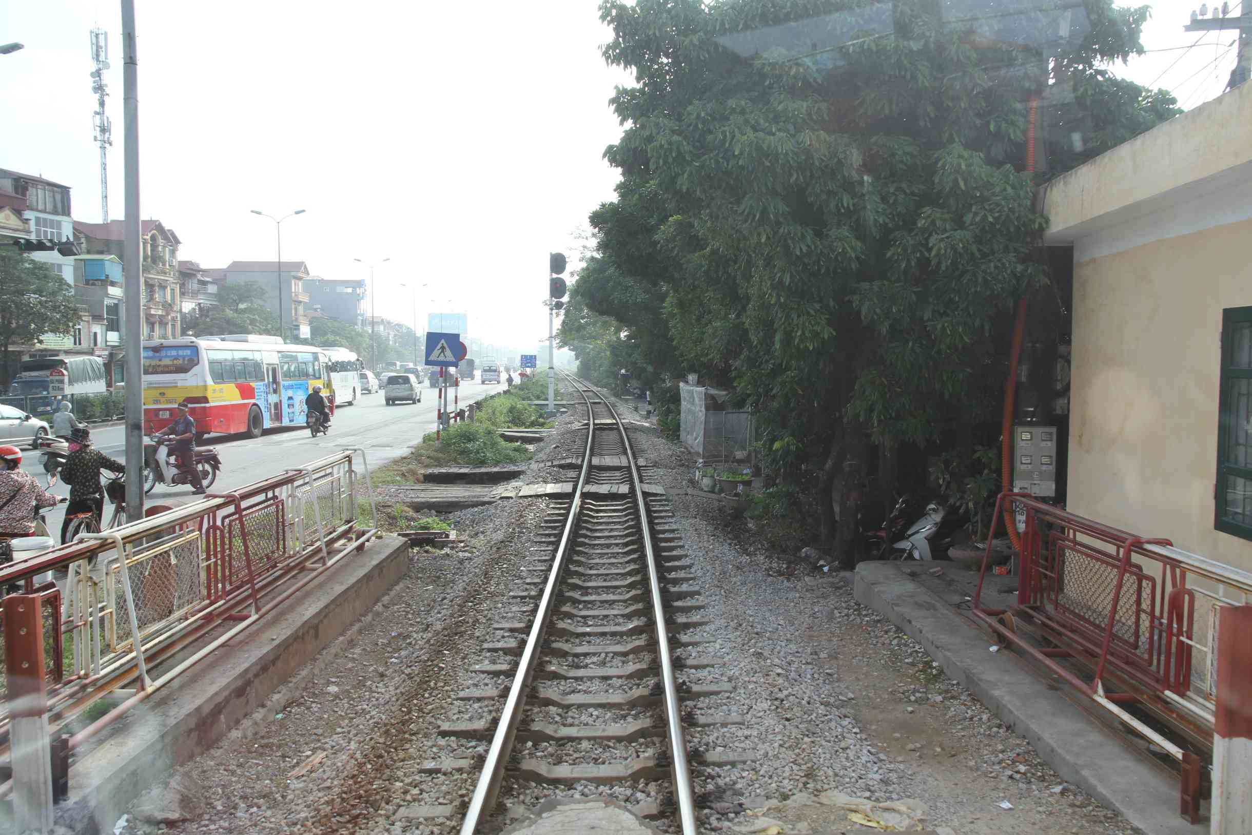 Blick auf die eingleisige Bahnstrecke Hanoi - Ho-Chi-Minh-Stadt
