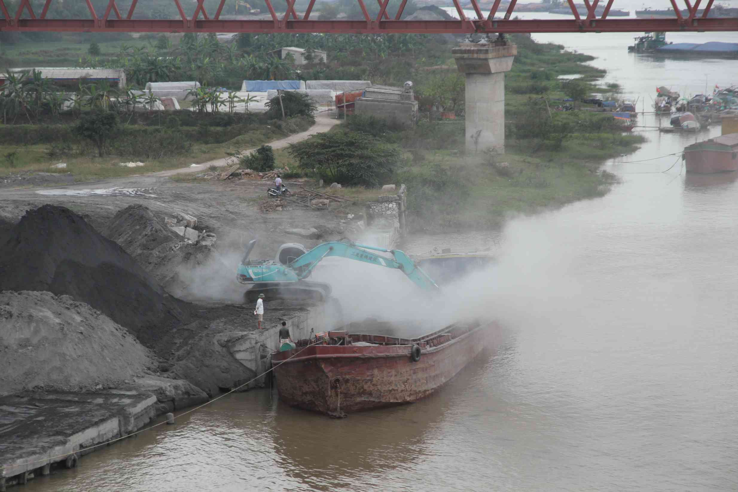 Kohleverladung auf ein Schiff am Fluss Song Thurong