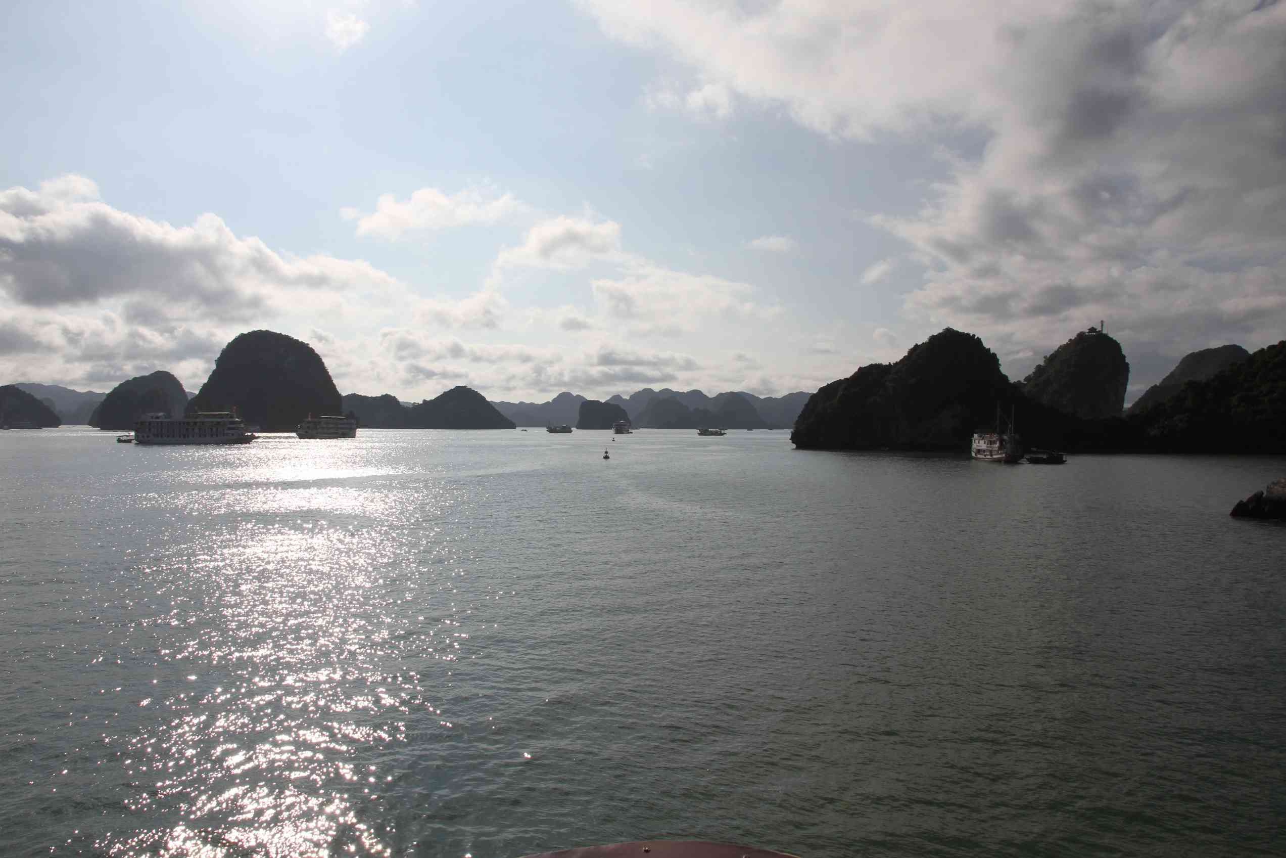 Blick auf die Kalkinseln der Halong-Bucht