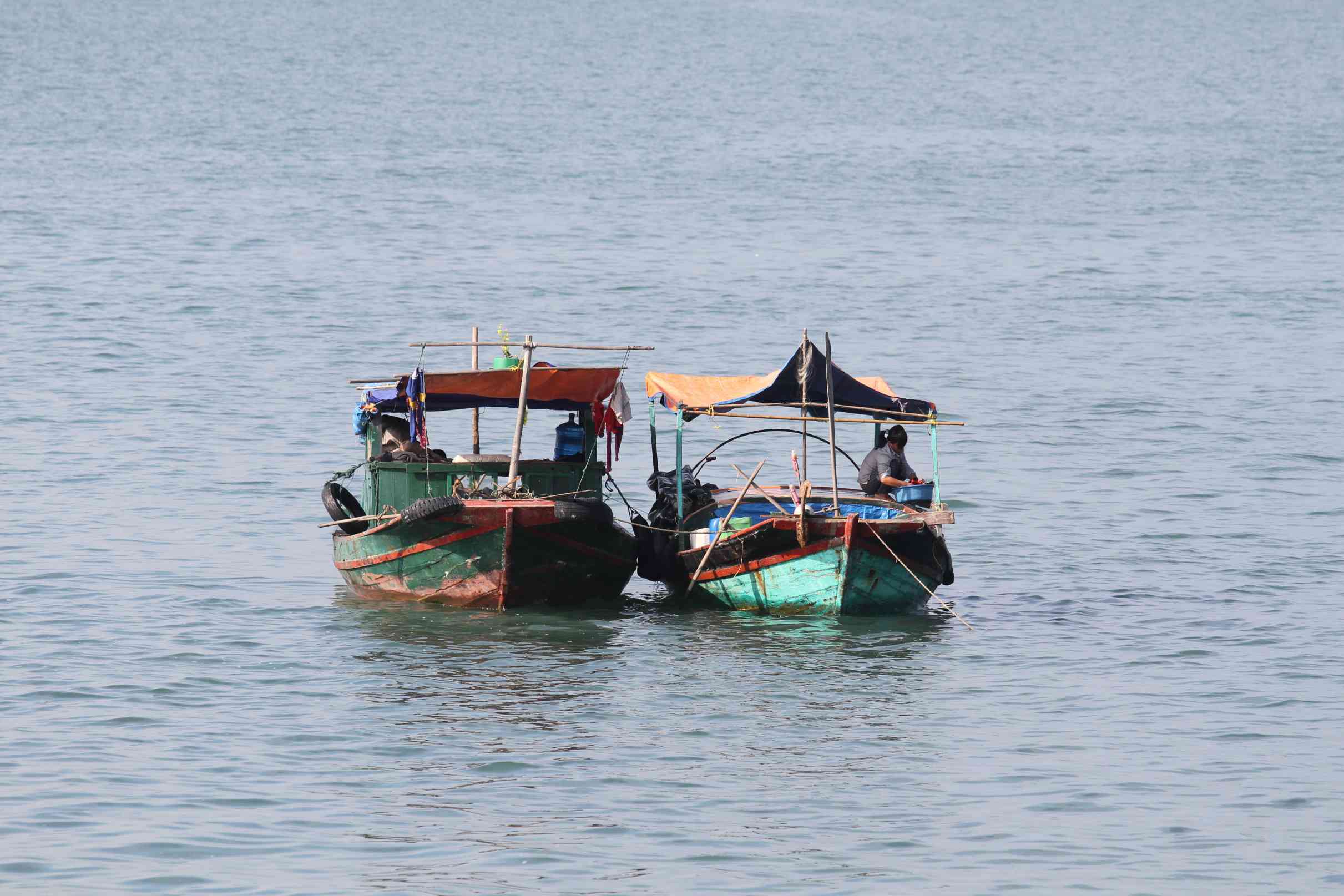 Zwei Fischerboote liegen in der Halongbucht