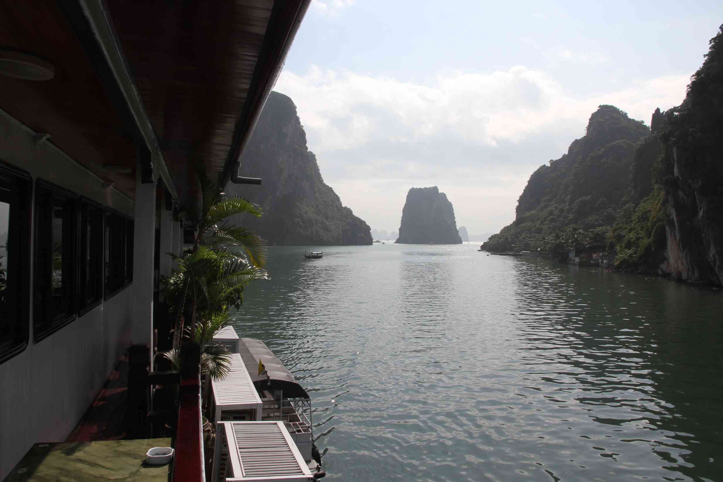 Ein Blick zu den Inseln der Halongbucht