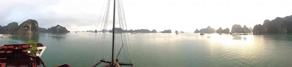 Panoramafoto zwischen den Inseln der Bucht von Halong