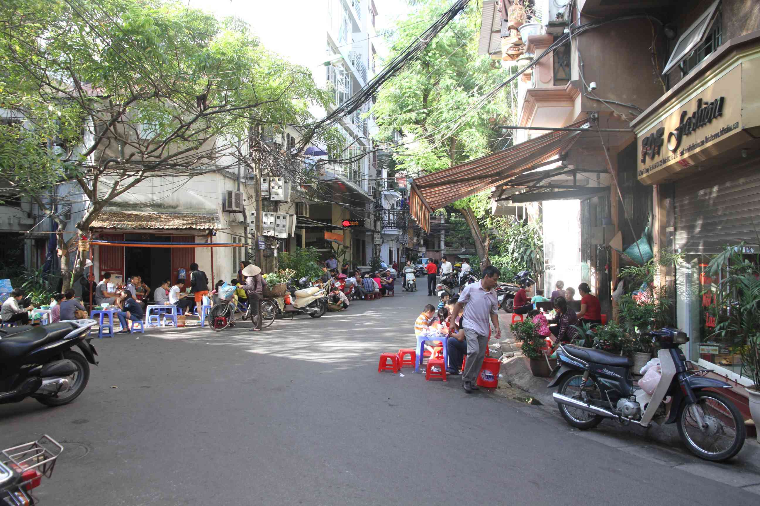 Strassenszene auf der Halbinsel in Ho Truc Bach