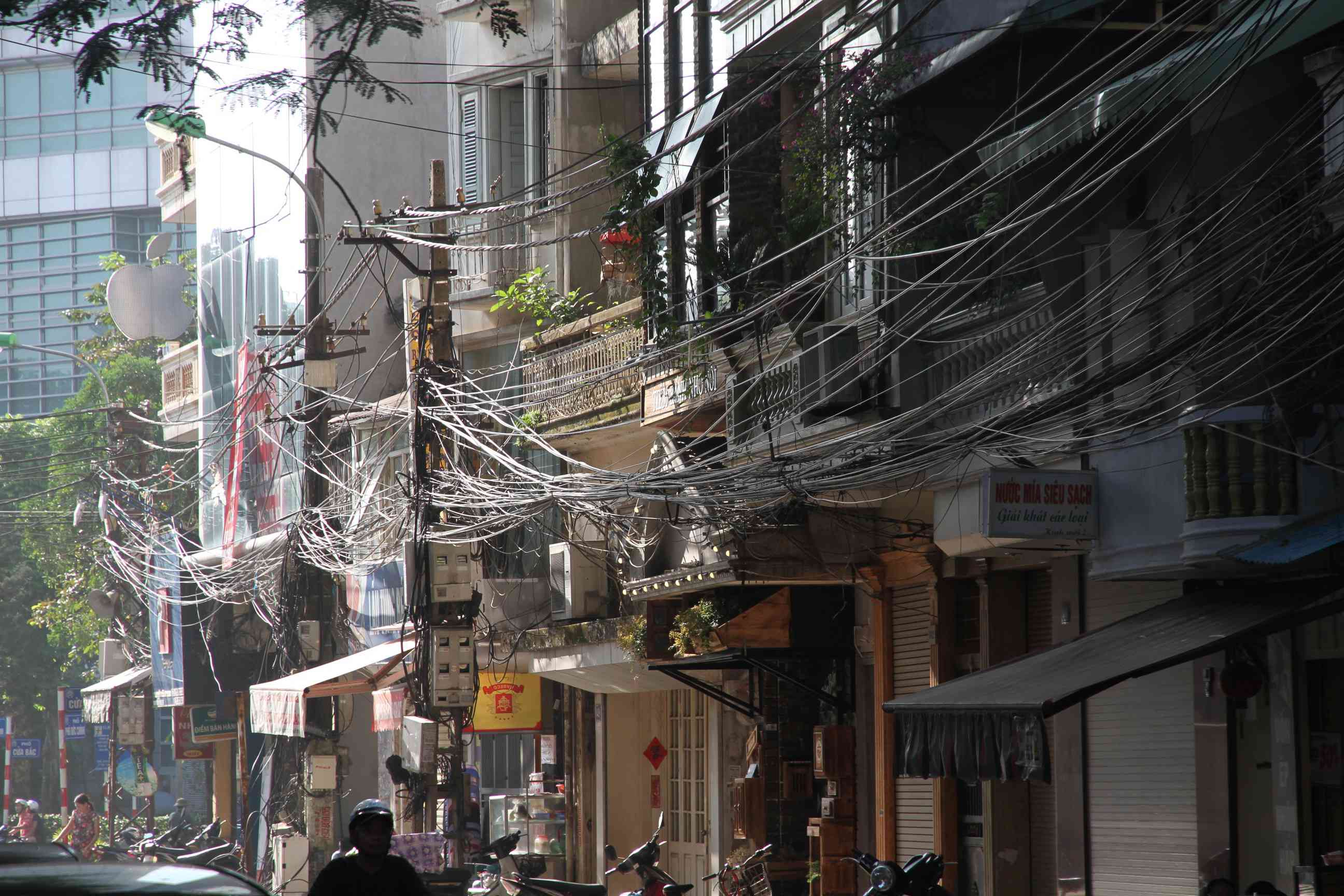 Strassenszene aus Hanoi mit Strom und Kabel-TV Verkabelung