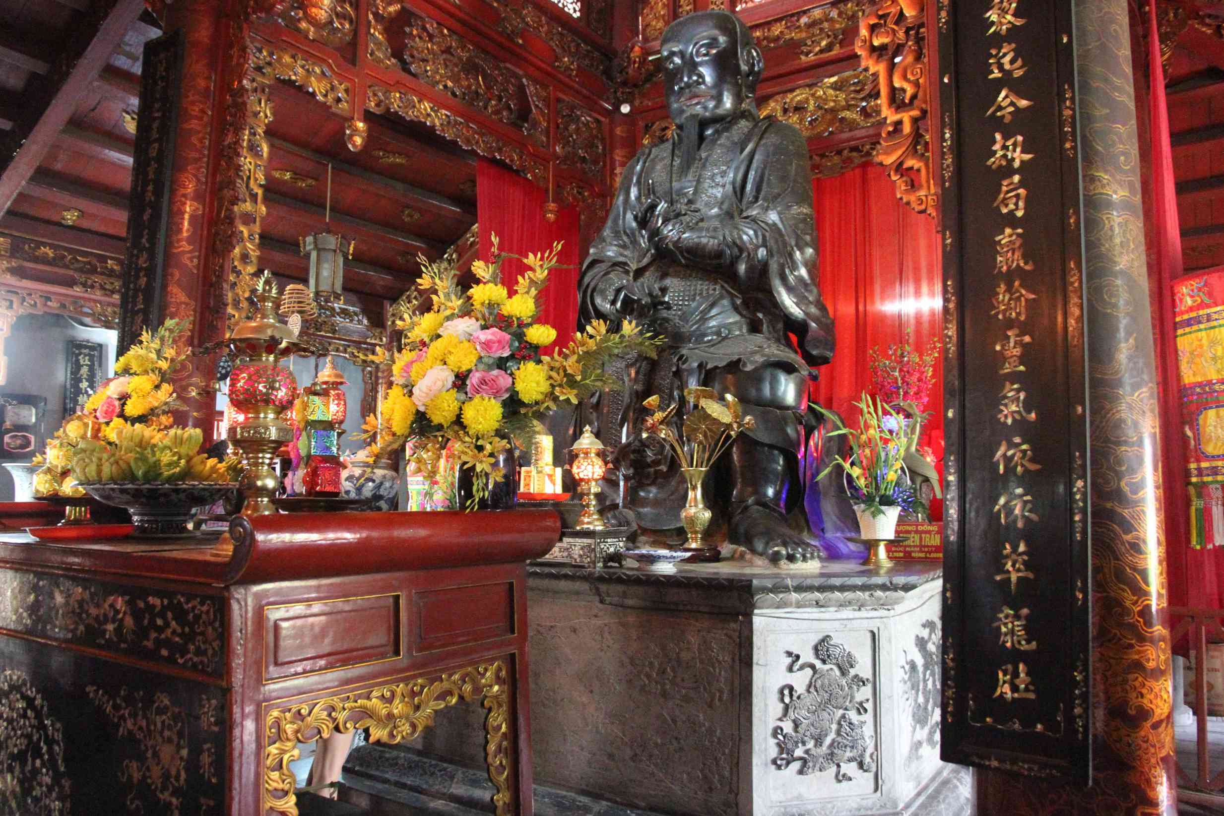 Altar des Quan Thanh Tempels mit der Trấn Vũ Statue