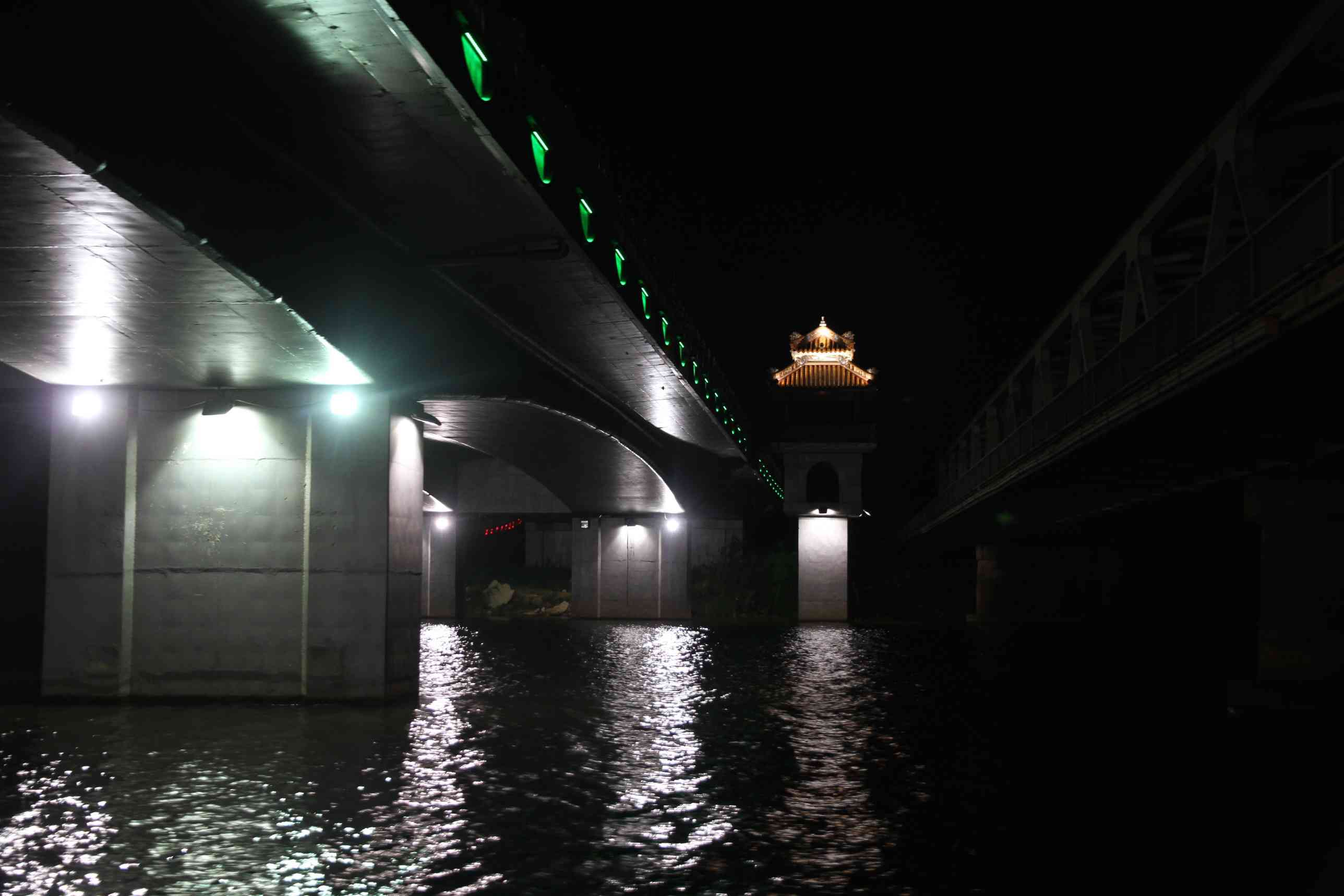Brücke über den Parfümfluß am Abend