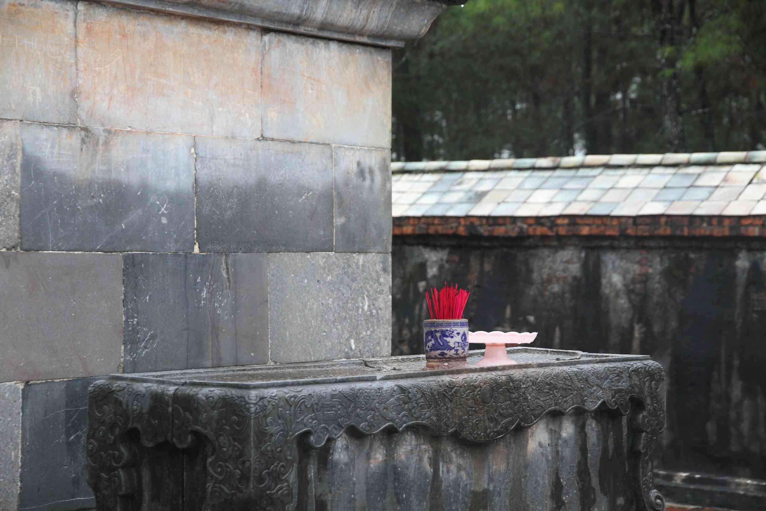 Räucherstäbchen auf einem kleinen Altar vor dem Grab Tu Ducs
