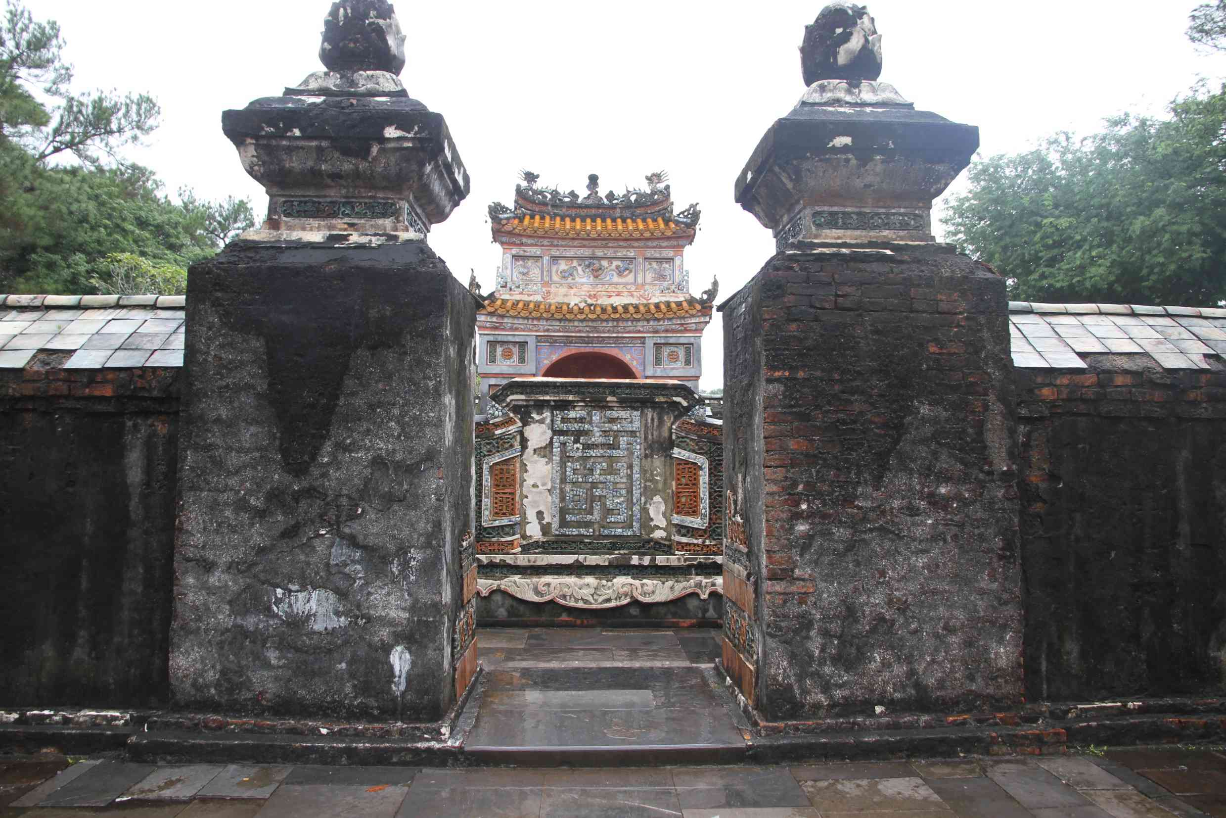 Die rote The Huc Brücke zum Jadebergtempel