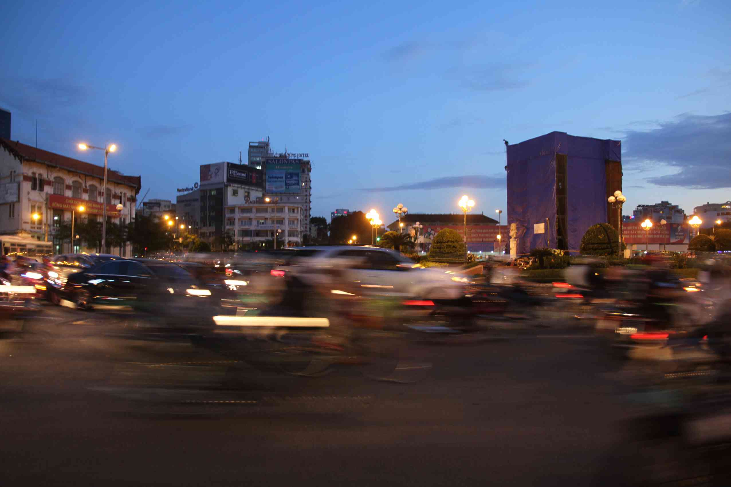 Autoverkehr am Platz vor dem Ben Thanh Markt