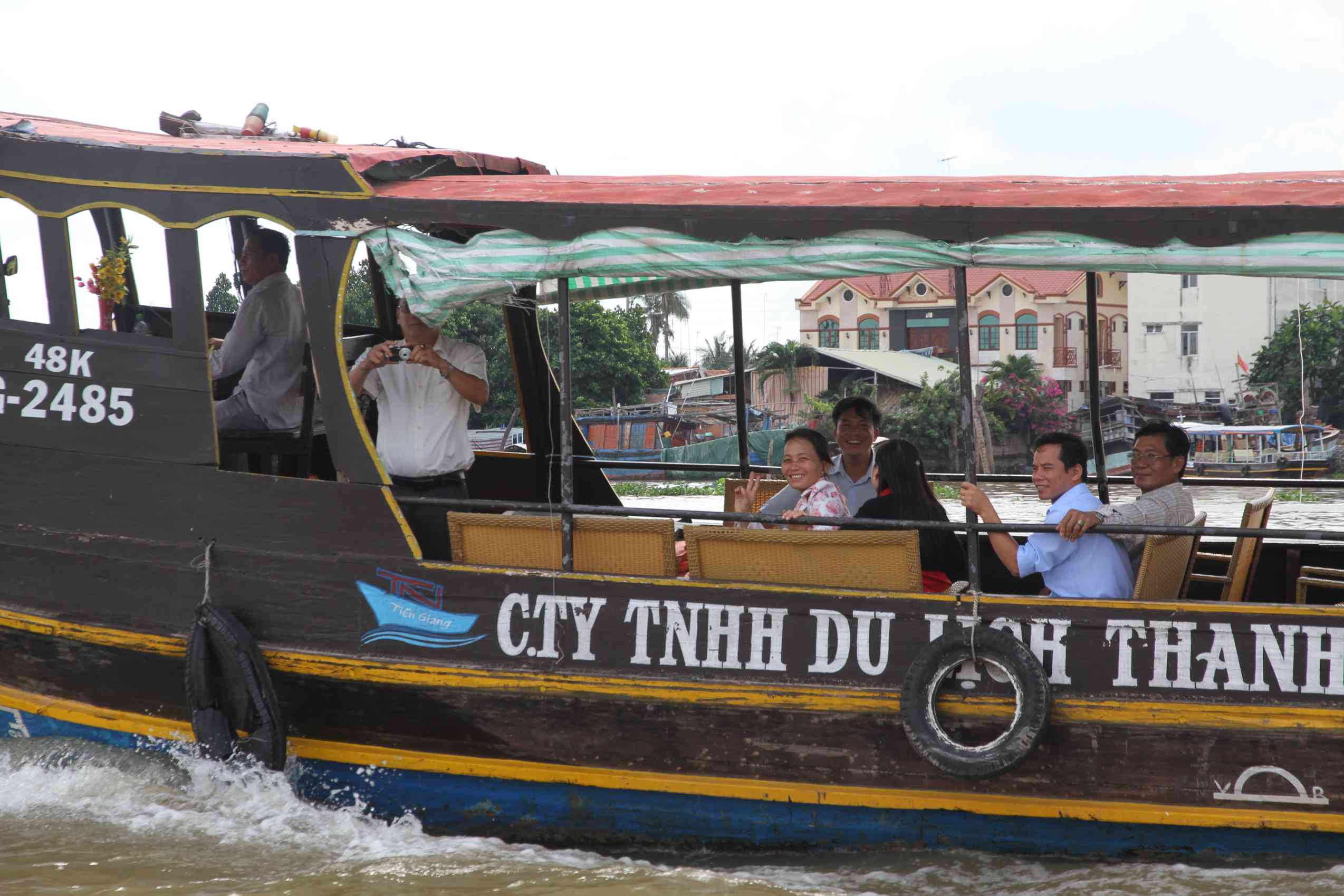 Ein Touristenboot am Sông Mê Kông