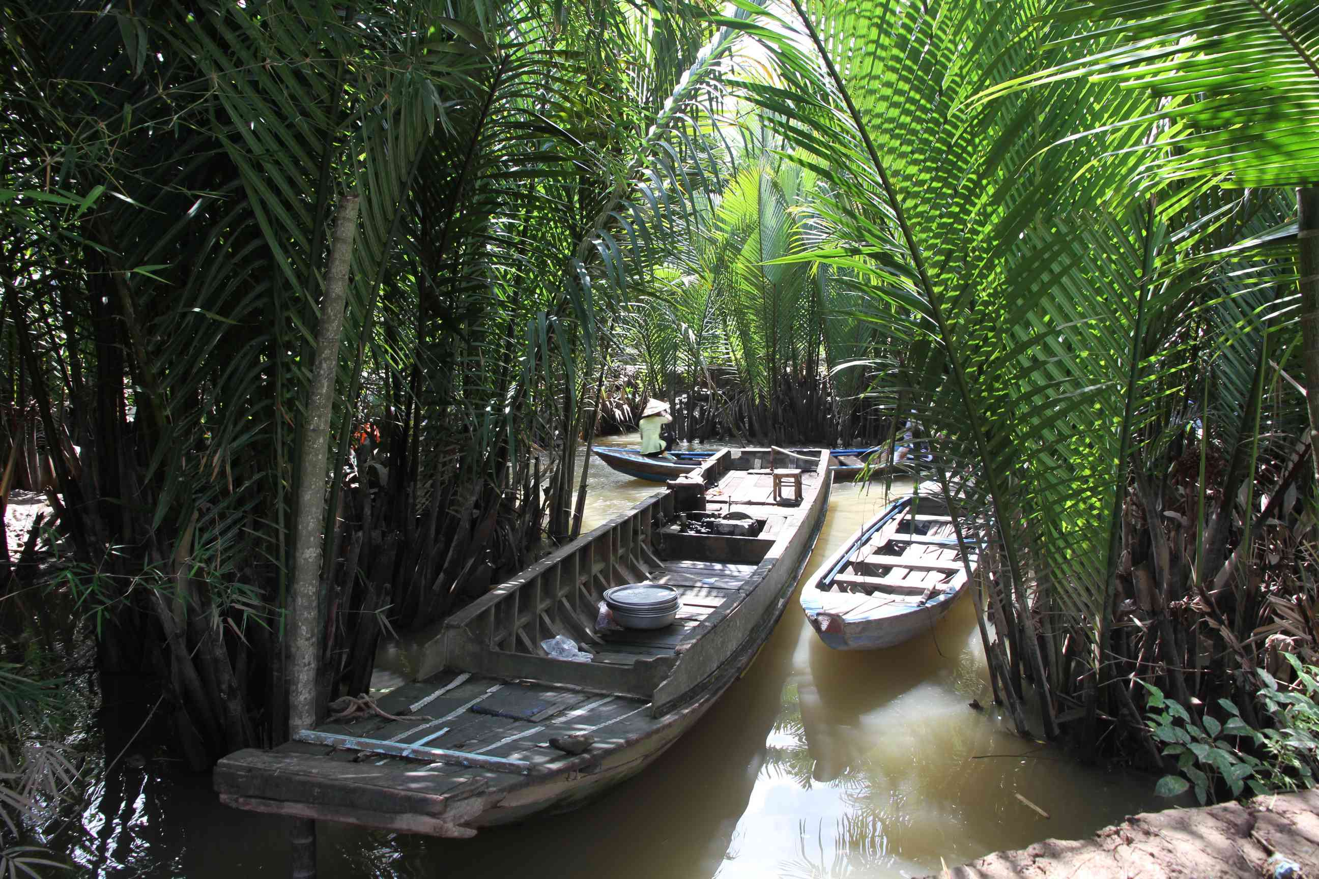 Boote liegen am Uver der Kanäle der Insel Thới Sơn