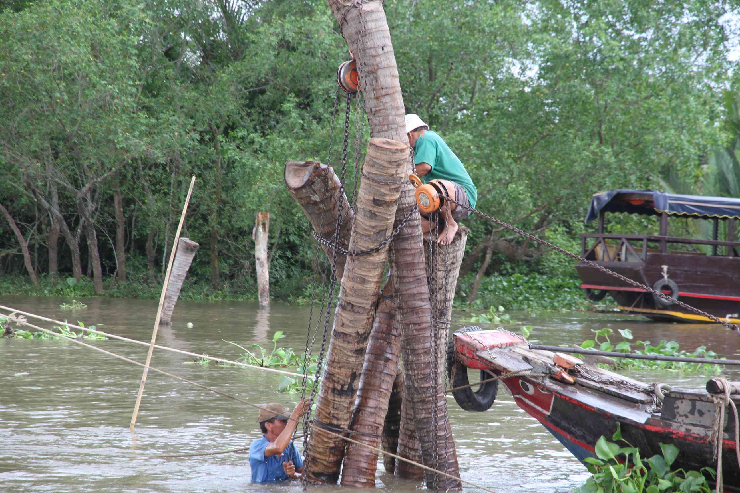 Pfahlbauarbeiten am Mekong
