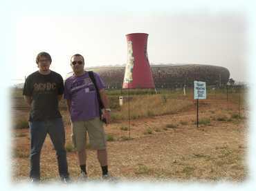 Gabriel und Paul vor dem FNB-Stadion in Johannesburg