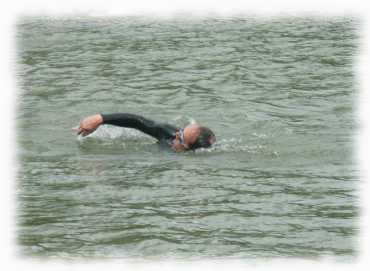 Alex kurz vor dem Ziel als Schwimmer