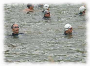 Alex und Tom kurz vor dem Start im Wasser