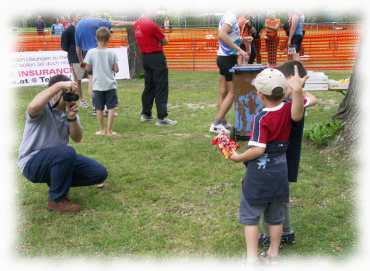 Andi fotografiert die Kinder Thomas und Florian