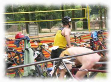 Tom in der Wechselzone bei der Vorbereitung für das Radfahren