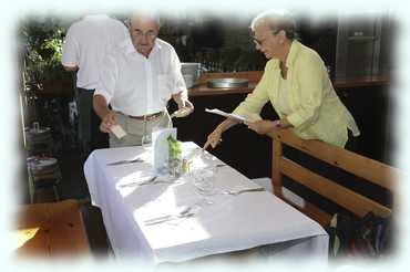 Eva und Walter beim Tischdecken